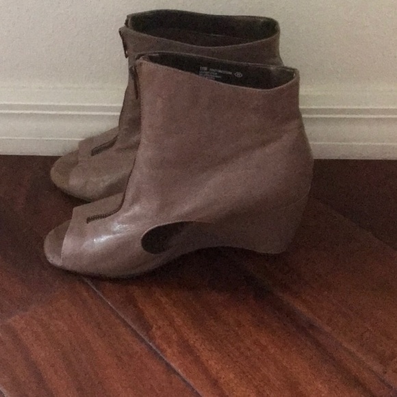 Women’s bootie shoes camel color leather with 3inch heel - Picture 2 of 4